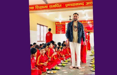 आश्रमका बालबालिकासँग जन्मदिन