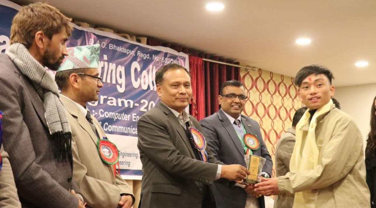 जनतालाई १८ घण्टा अध्यारोमा राखेर विद्युतको महशुल तिर्नुपर्छ