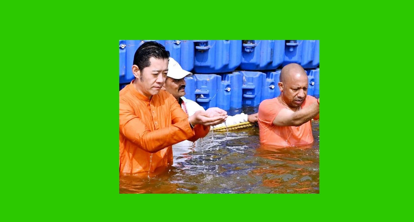 Bhutanese King also took a dip in the Mahakumbh Along With Yogi Adityanath,