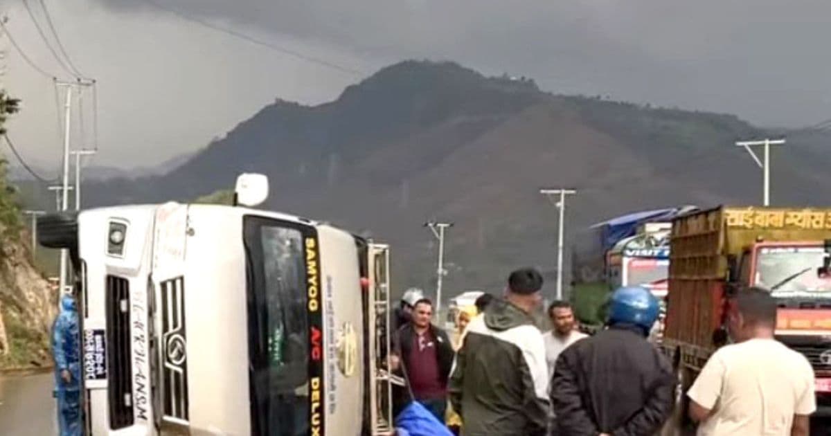 तनहुँमा माइक्रोबस दुर्घटनामा ९ जना घाइते