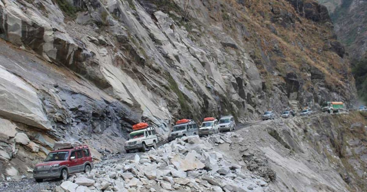 बेनी-जोमसोम सडक सञ्चालनमा आएसँगे सवारीको चाप बढ्याे