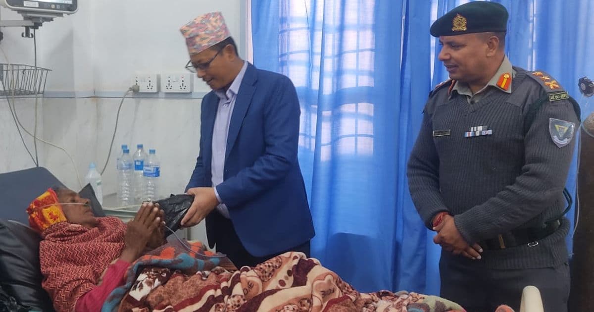 प्रजातन्त्र दिवसको अवसरमा बिरामीलाई फलफूल वितरण