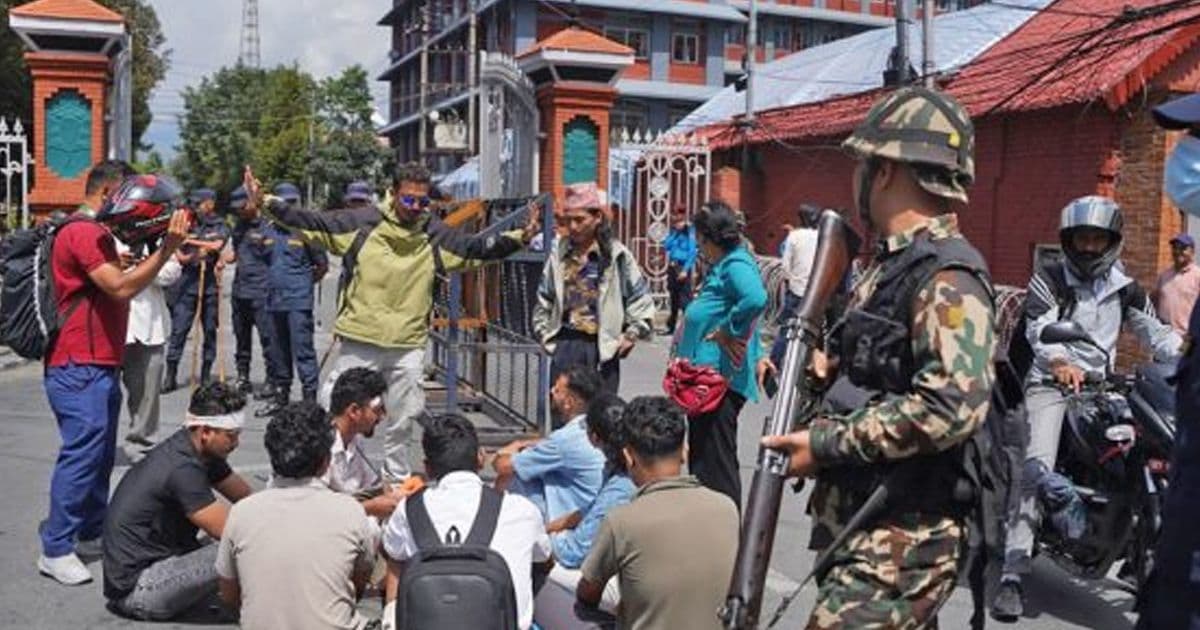 जेनजी आन्दोलनका घाइतेहरू सिंहदरबार गेटमा