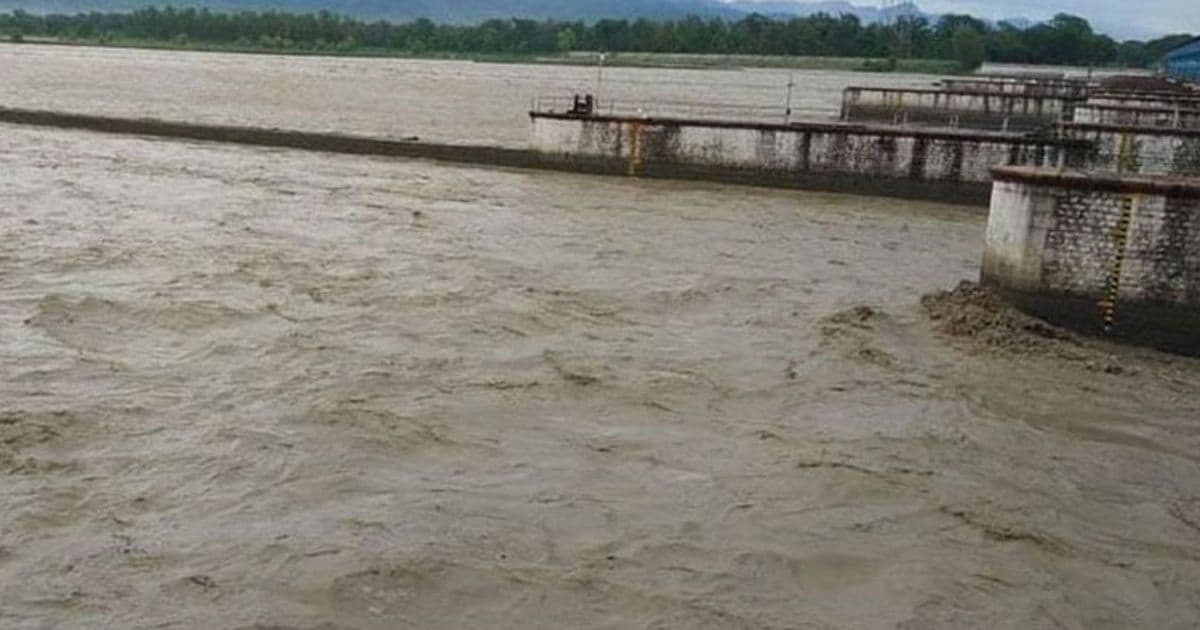 महाकाली नदीमा पानीको प्रवाह बढेपछी पुलमा ठूला सवारी सञ्चालनमा रोक