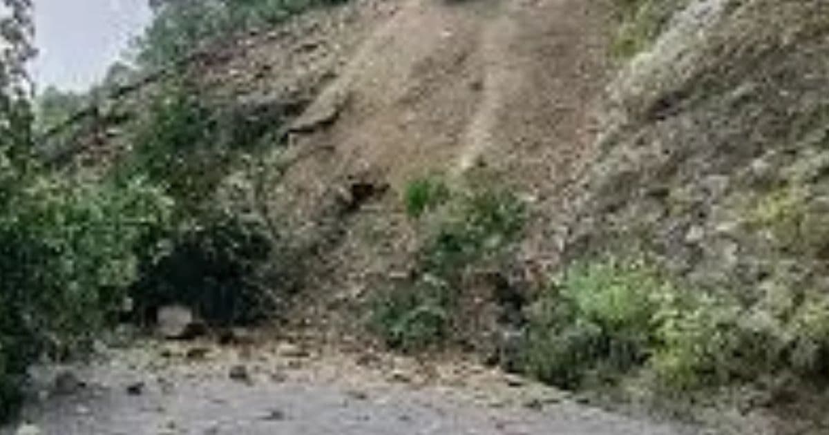 पहिरो खसेसँगै मेची राजमार्ग अवरुद्ध