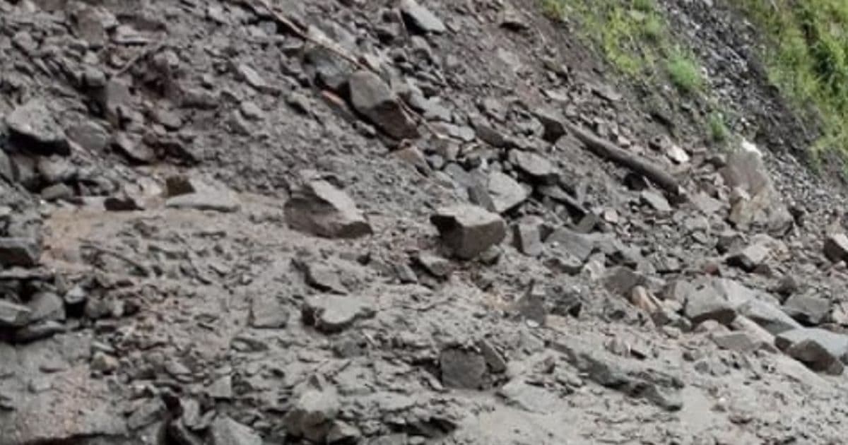 रिडी–तम्घास सकमा पहिरो खस्दा अवरुद्ध