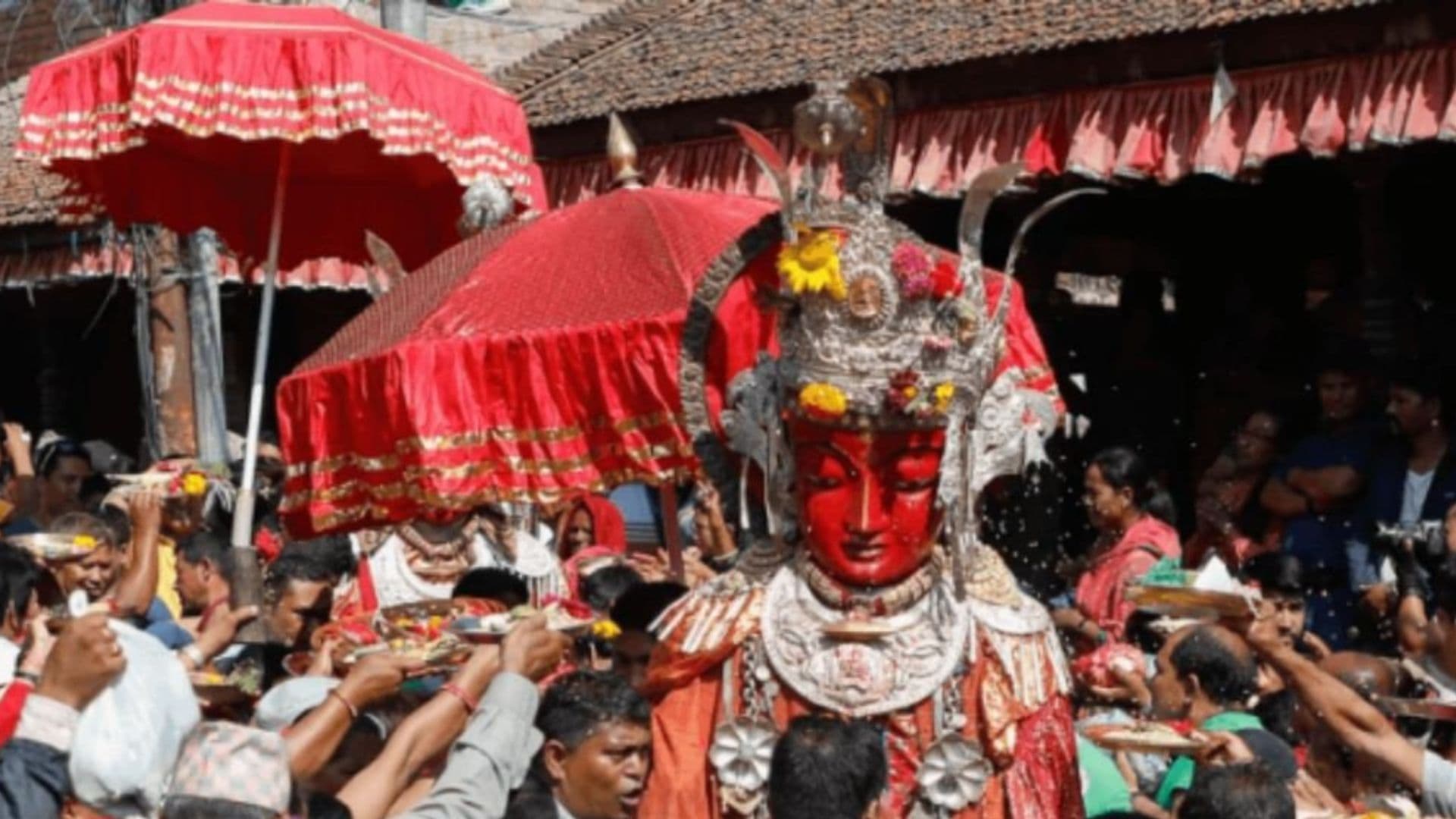 बौद्ध धर्मावलम्बीहरूले पञ्चदान पर्व मनाउँदै