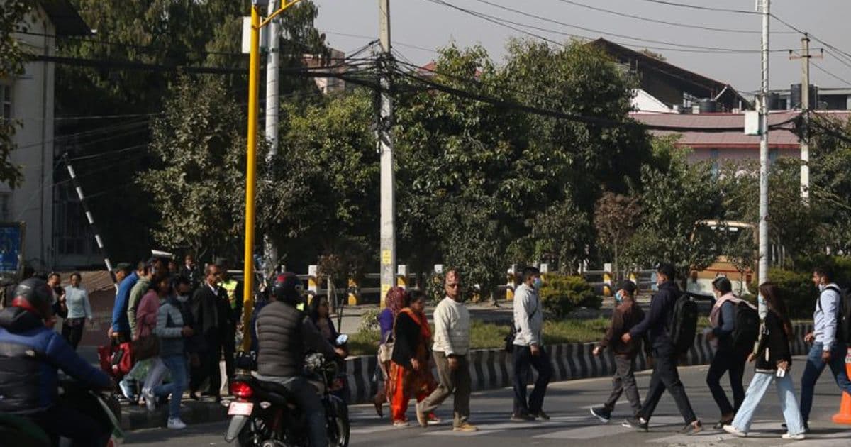 बबरमहलमा यात्रुले नै बटन थिचेर बाटो काट्ने ट्राफिक लाइट सञ्चालनमा