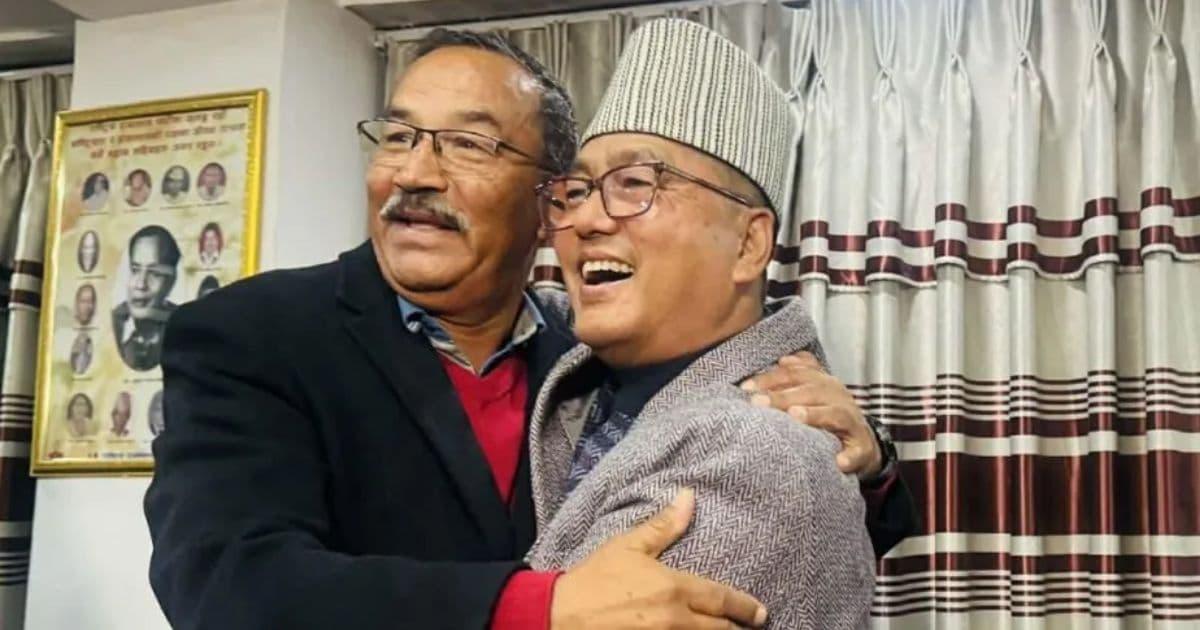 राष्ट्रिय सभा गृहमा राजेन्द्र लिङ्देन र कमल थापा मिल्दै