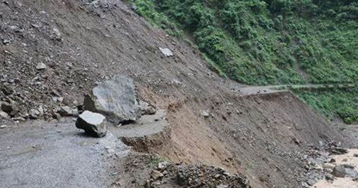 पहिरोको कारण देवीघाट–गल्छी सडक अवरुद्ध