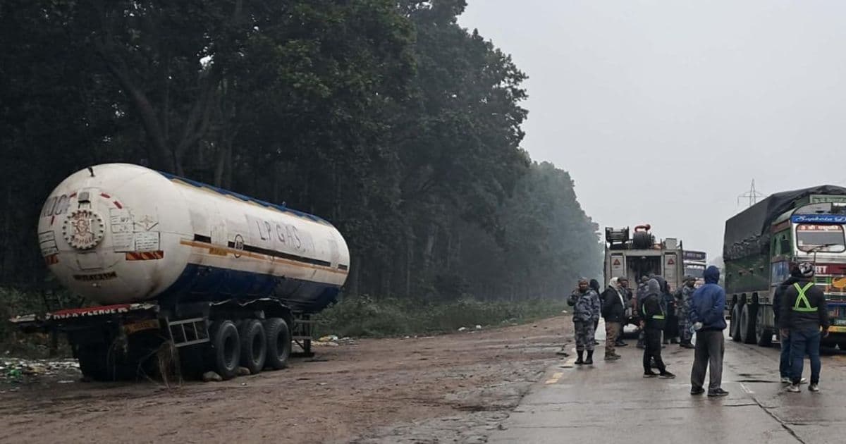 चाैविस घण्टा पछि खुल्याे राजमार्ग