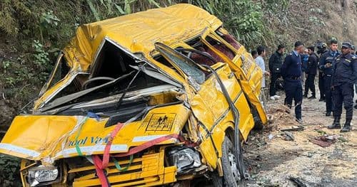 स्कूल बस दुर्घटना २३ विद्यार्थी घाइते