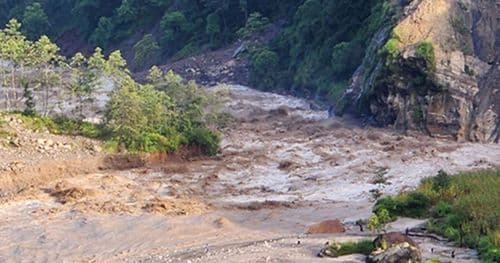 बाढीले तमोर नदीको रानी पुल बगायाे