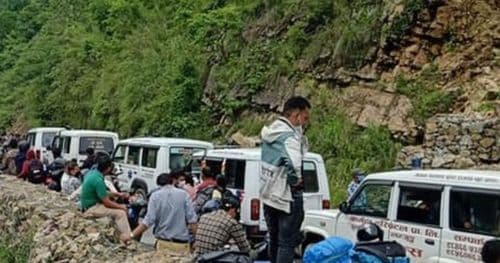 सुक्खा पहिरो खसेपछि पृथ्वी राजमार्ग अवरुद्ध