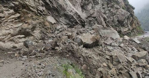 सुक्खा पहिरोका कारण बेनी–जोमसोम सडक अवरुद्ध