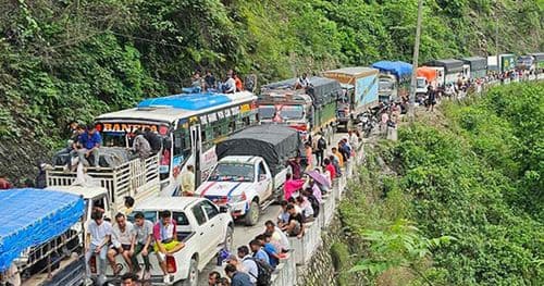 ट्रक पल्टिँदा मुग्लिन-नारायणगढ सडक अवरूद्ध