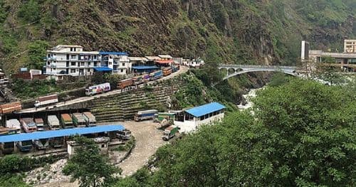 सागसब्जी र फलफूल बोकेका सयौं कन्टेनर मितेरीपुलपारि