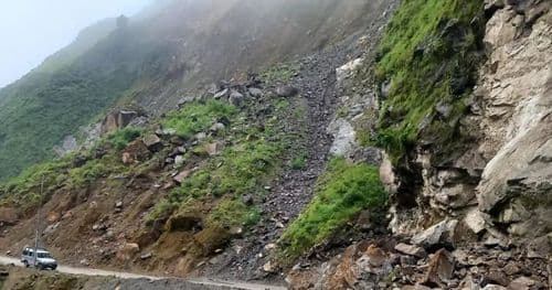 बेनी–जोमसोम सडक पहिरोका कारण अवरुद्ध