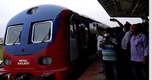 जनकपुरमा रेल र कार एकापसमा ठोक्कियो