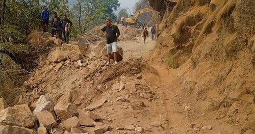 ललितपुरको काल्चेमा सडक भत्किएपछि कान्तिलोकपथ बन्द