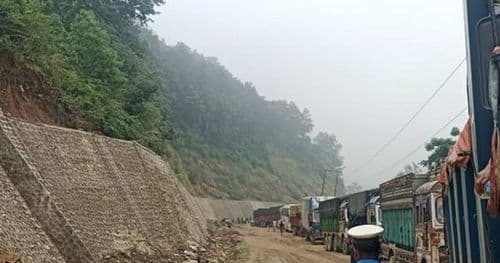 डाइभर्सन बगाउँदा राजमार्ग अवरुद्ध