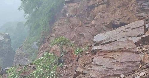 पहिरोका कारण तातोपानी नाका जोड्ने सडक अवरुद्ध