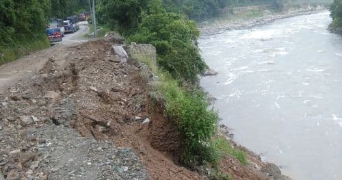 सडक भासिँदा सवारी आवागमन अवरुद्ध