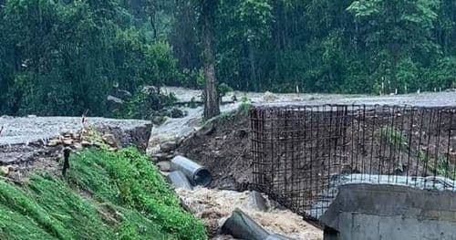 नवलपरासीमा सडक भासिँदा राजमार्ग अवरुद्ध