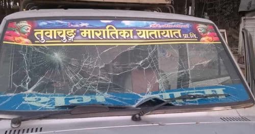 काठमाडौं आउँदै गरेकाे टाटा सुमो भकुण्डेबेंसीमा तोडफोड