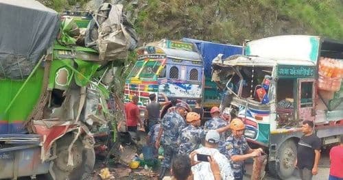 दुईवटा ट्रक ठोक्किंदा सात जना घाइते