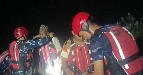 सशस्त्र प्रहरीद्वारा राप्ती नदीमा फसेकाको ३ जनाकाे उद्धार