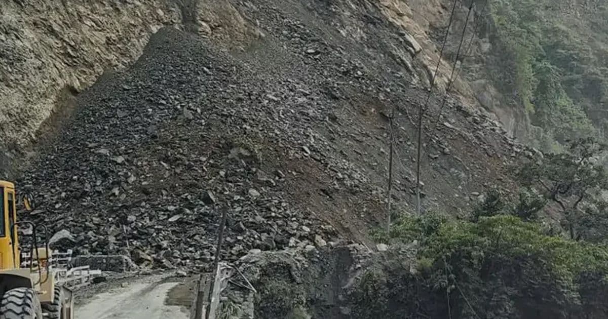 नारायणगढ–मुग्लिन सडकको पहिरो पन्छाउन दुई दिन लाग्ने