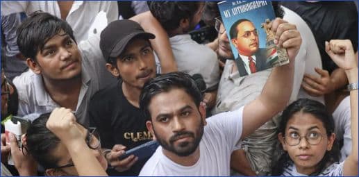 कॉकरोच जनता पार्टी के शांत विरोध आंदोलन।
