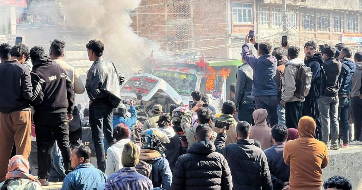 बनेपामा स्कुटरलाई ठक्कर दिने टिपर जलाइयाे