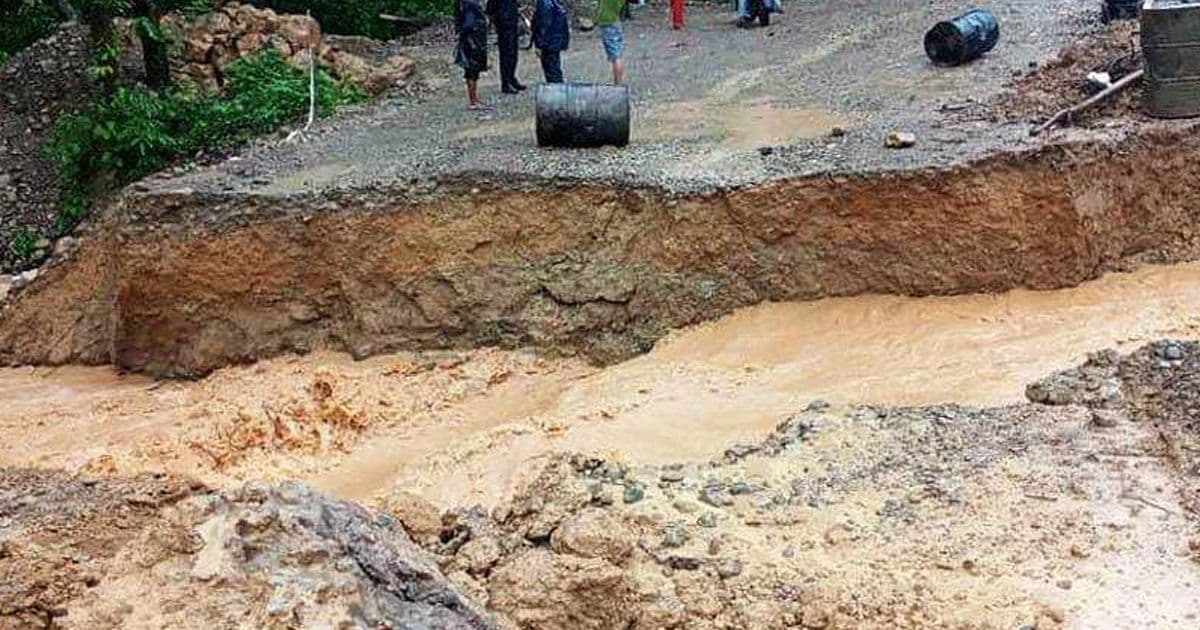 पूर्वपश्चिम राजमार्ग अवरुद्ध