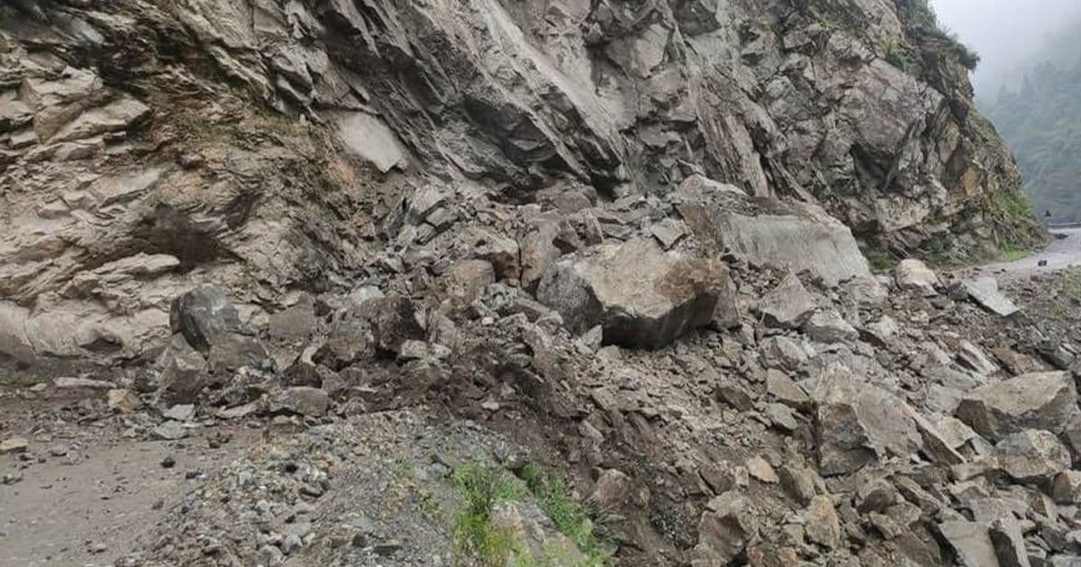 सुक्खा पहिरोका कारण बेनी–जोमसोम सडक अवरुद्ध