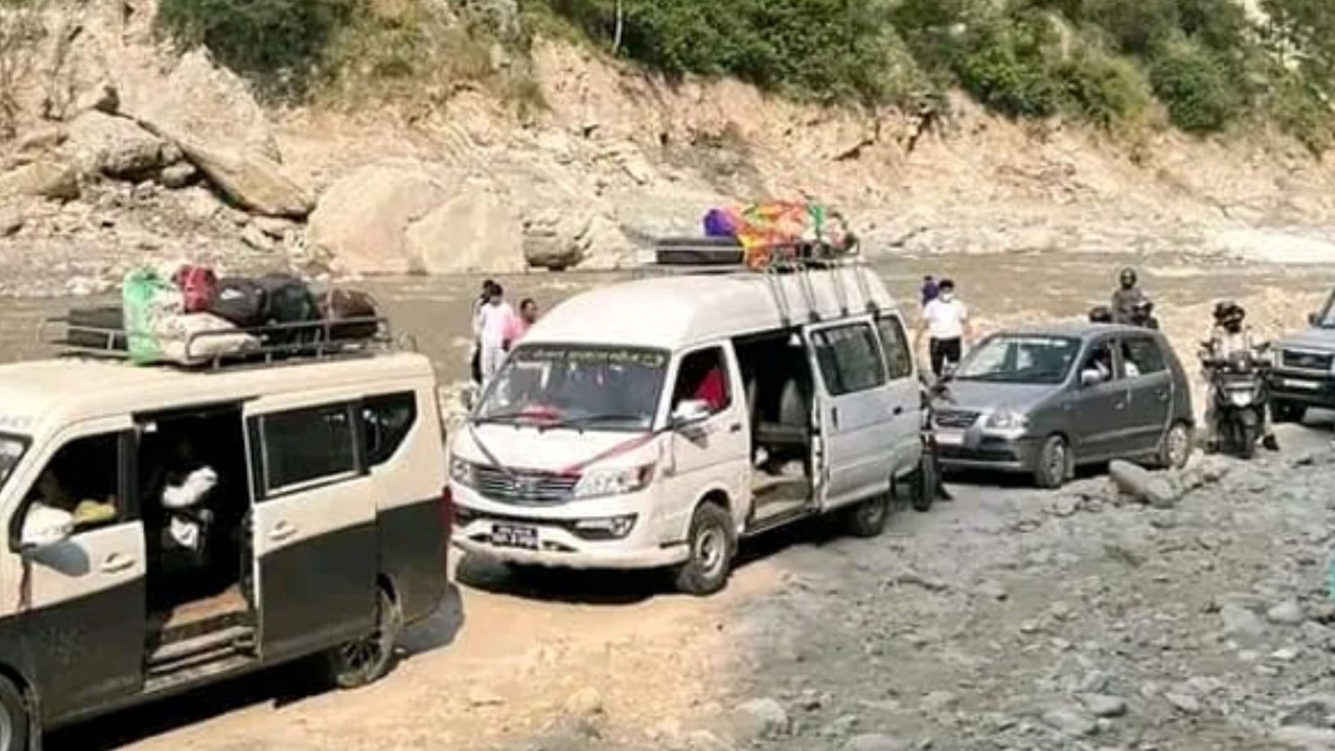 सडकमा पानी पस्दा वीपी राजमार्ग अवरुद्ध