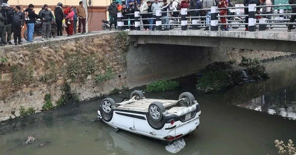 धोबिखोलामा कार खस्याे, चालक सकुशल