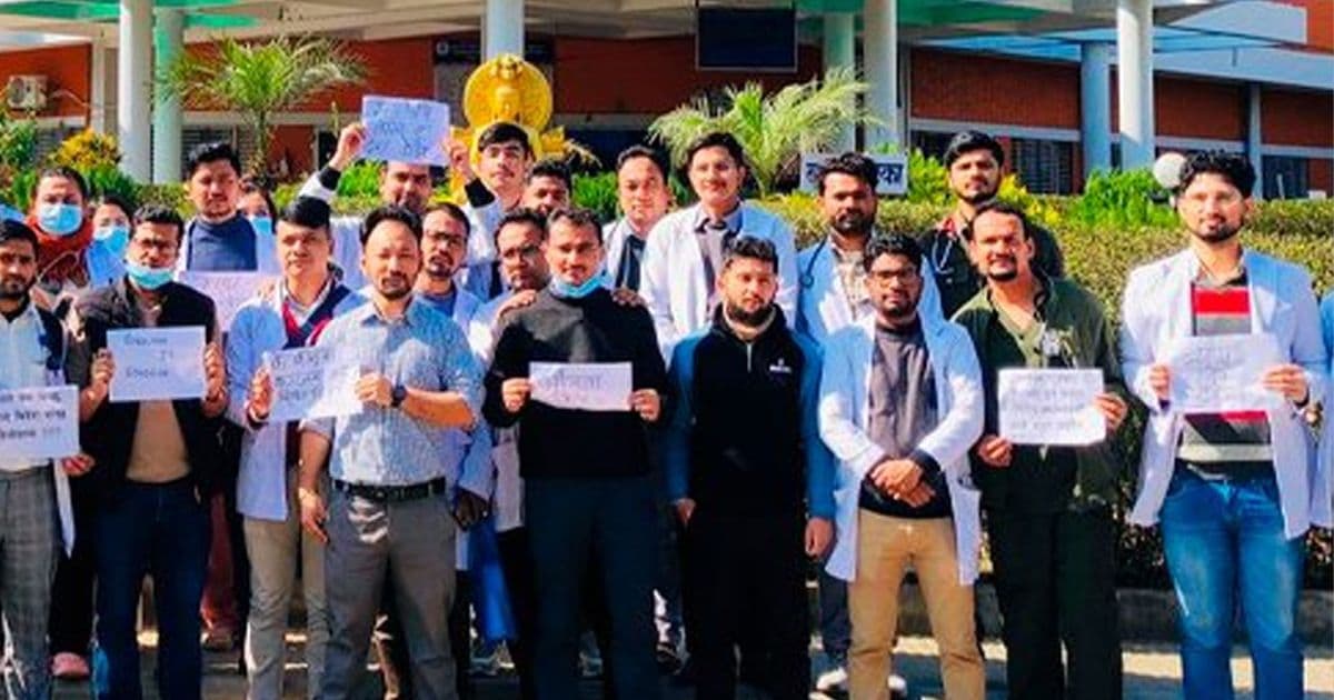 आवासीय चिकित्सकलाई बंगलादेशमा अध्ययनरत विद्यार्थीको साथ