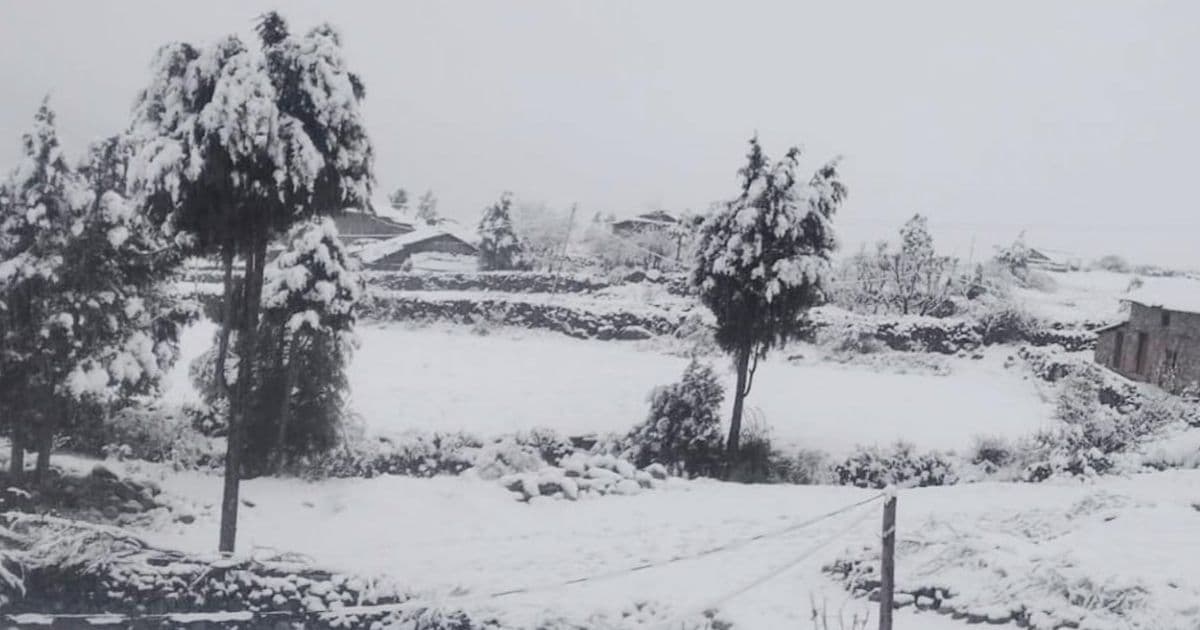 हिमपातले मध्यपहाडी लोकमार्ग अवरुद्ध