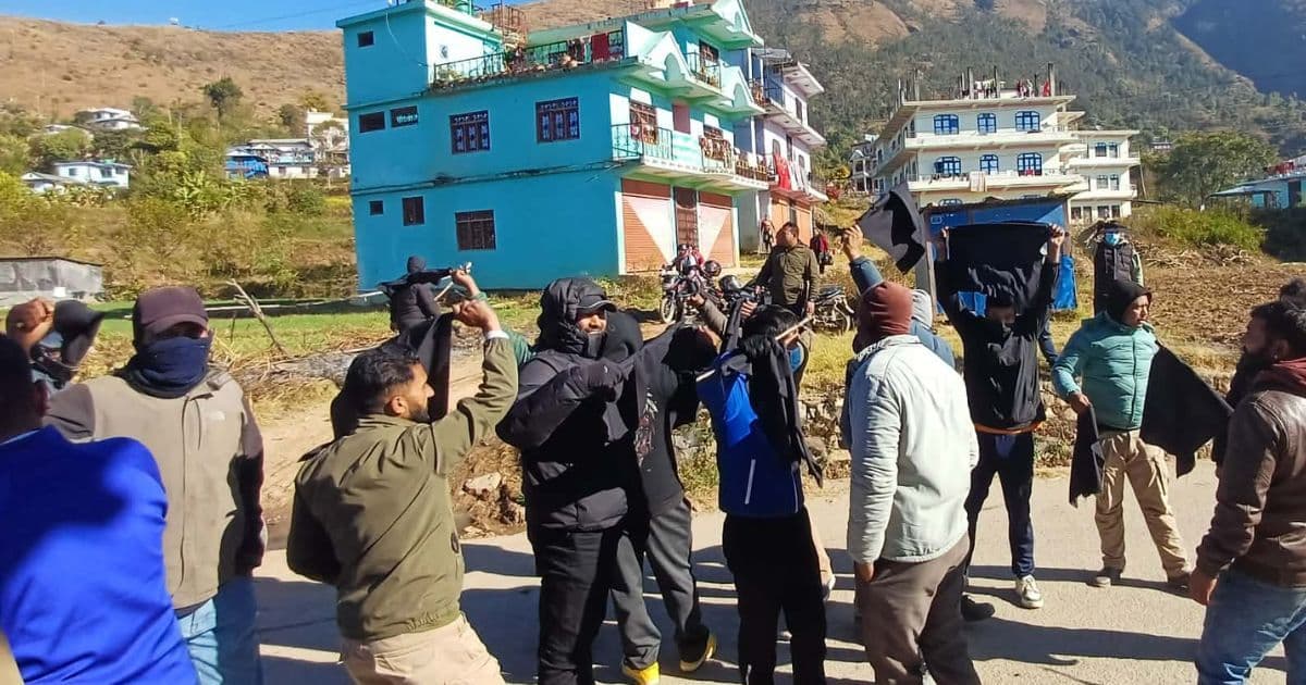 जनार्दन शर्मालाई गृहजिल्लामा कालो झण्डा