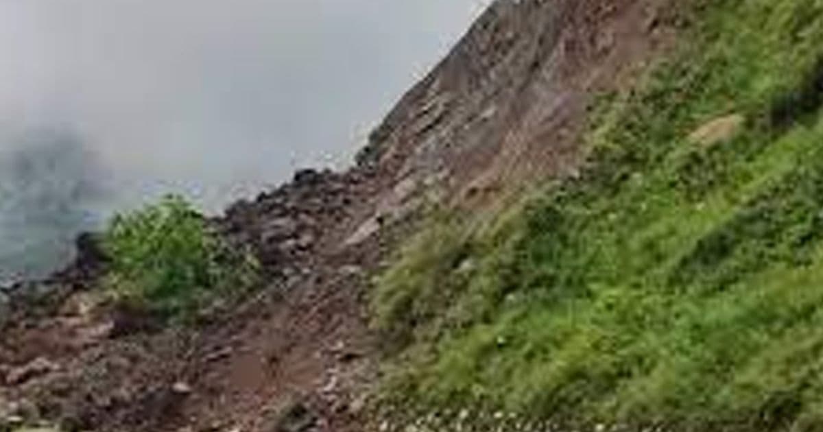 कर्णाली राजमार्गमा पहिरो, ठूला सवारीसाधन सञ्चालनमा रोक