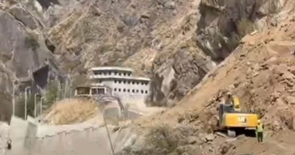 सुक्खा पहिरोका कारण राजमार्ग अवरुद्ध