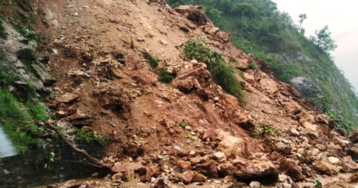 पहिरोका कारण राप्ती राजमार्ग अवरुद्ध