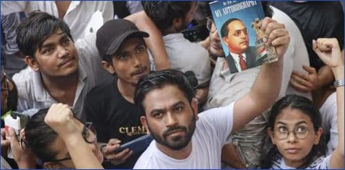 कॉकरोच जनता पार्टी के शांत विरोध आंदोलन।
