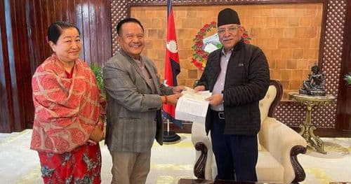 भाटभटेनीका सञ्चालकले गरे भूकम्प पीडितका लागि आर्थिक सहयोग