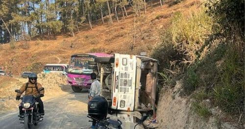 रामेछाप जाँदै गरेको बस काभ्रेमा दुर्घटना