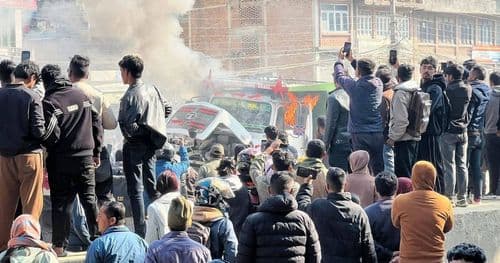 बनेपामा स्कुटरलाई ठक्कर दिने टिपर जलाइयाे