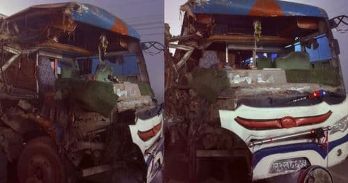 विद्यार्थी बाेकेकाे बस र ट्याक्टर ठोक्किँदा २१ जना विद्यार्थी घाइते