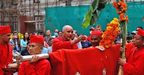 आज घरघरमा फूलपाती भित्र्याइँदै